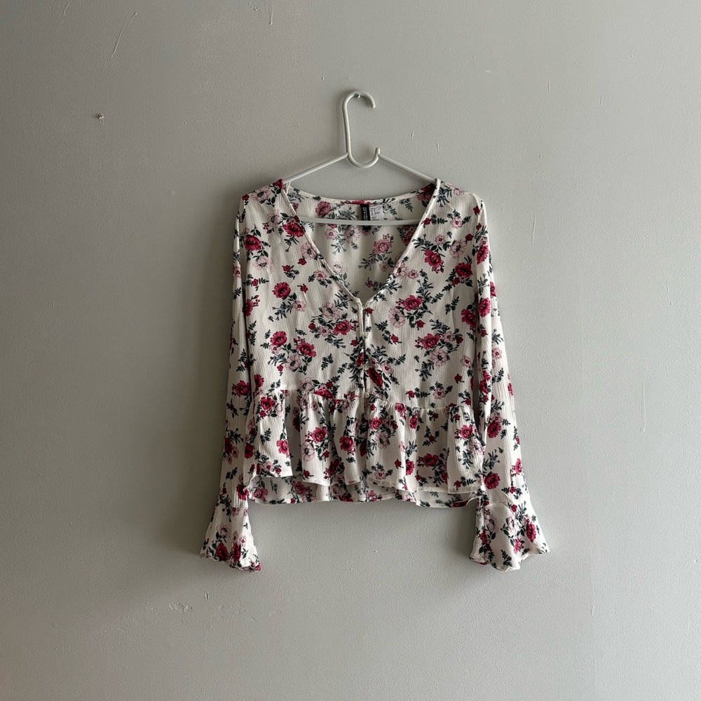 H&M DIVIDED floral peplum women Viscose Shirt  size 2
Flare sleeves V neck